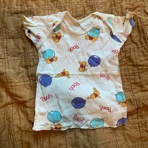 Winnie the Pooh kids t shirt size large 27- 32 pounds